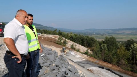 Борисов очаква след година и малко още 16 км магистрала в Шуменско